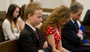 Mormonit menevät kirkkoon palvelemaan Jumalaa ja opiskelemaan hengellisiä periaatteita. Henkilökohtainen rukous on tärkeä osa jokaisen Jumalanpalvelusta.
