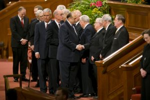 Mormonien ylimmät johtajat kättelemässä mormonien yleiskonferenssissa