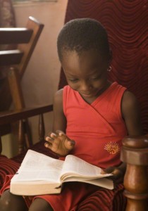 lapsi lukee pyhiä kirjoituksia