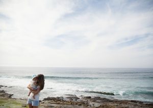 Anoreksiasta selvinnyt nainen lapsensa kanssa rannalla