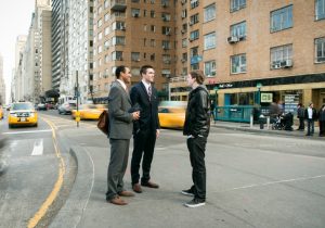 Kaksi lähetyssaarnaajaa puhuvat miehelle kadulla New Yorkissa