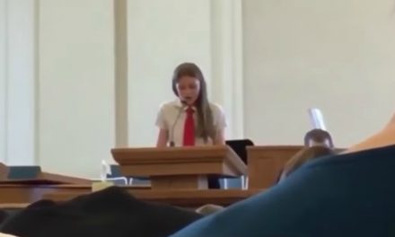 Vastine videoon 12-vuotiaasta tytöstä, joka julistautui lesboksi todistuskokouksessa