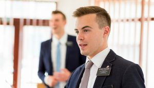 Mormonikirkon lähetyssaarnaajat kertoisivat todennäköisesti 8 asiaa sinulle, jos päästäisit heidän sisään puhumaan kanssasi.
