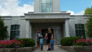 12-vuotias mormoni Sonja kertoo, miksi mormonien temppeli on hänelle tärkeä paikka käydä.