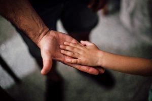 lapsen käsi isän kädellä